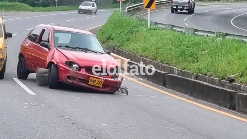 Ladrón se robó un carro y en la huida se estrelló en la Variante de Ibagué