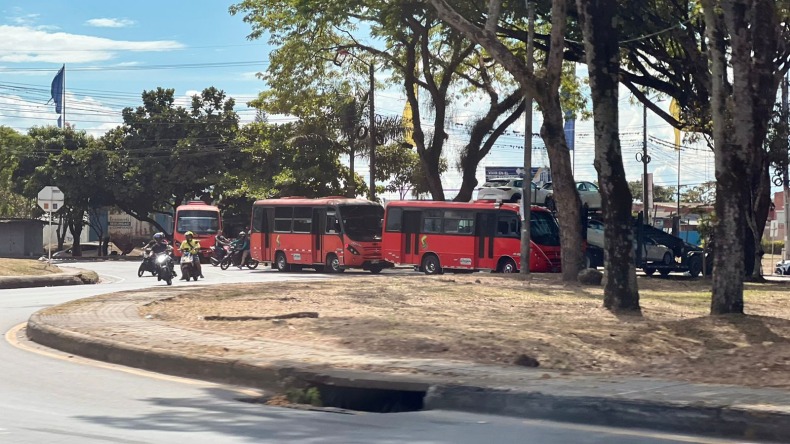 Nuevas vías cerradas en el cuarto día del paro transportador de Ibagué