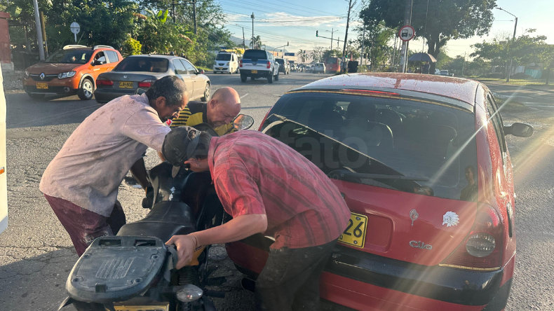 Motocicleta quedó incrustada en la parte trasera de un vehículo en el barrio Santa Ana