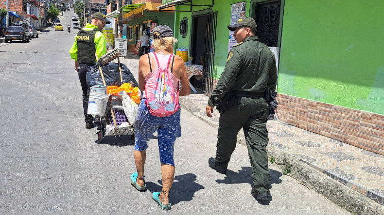 Policías de Ibagué ayudaron a recicladora de la tercera edad