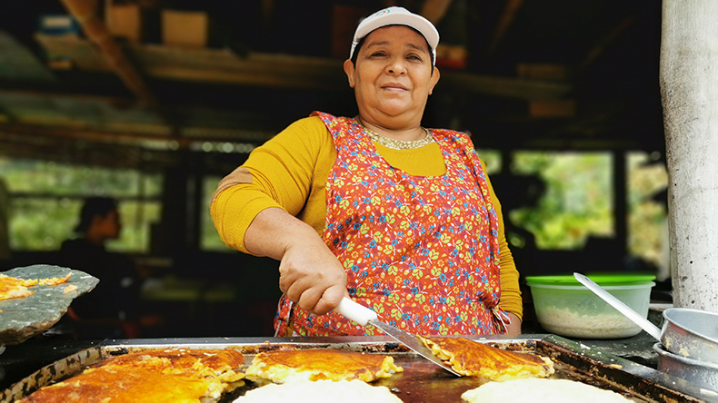 Robaron a “Barbarita”, la mujer que conquista con sus arepas en el Cañón del Combeima