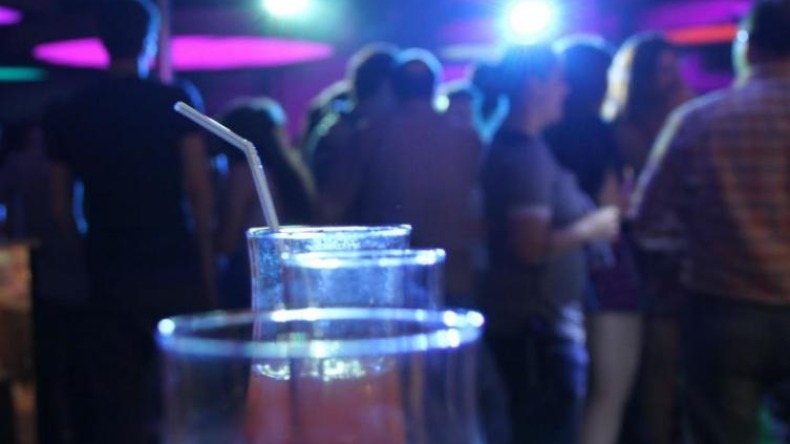 ¿Piensa tomar trago en estas fiestas? Siga estas recomendaciones para no terminar en un hospital