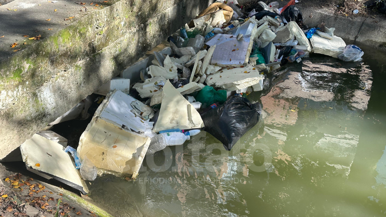 Canal de agua del barrio Santa Helena de Ibagué se convirtió en un basurero