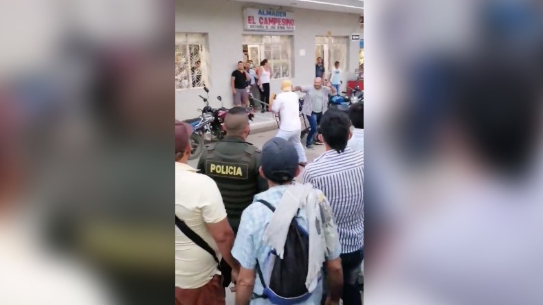 Hombres protagonizaron pelea a machete en Rioblanco frente a policías que no hicieron nada para detenerlos
