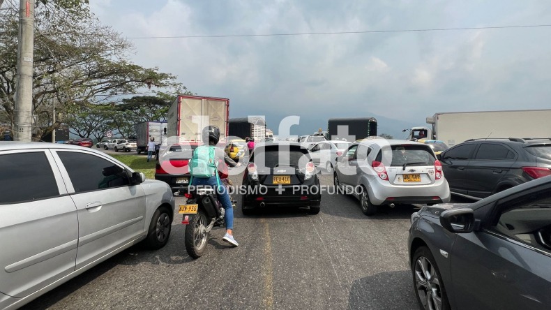 Reportan trancones por reparcheos en la variante de Ibagué