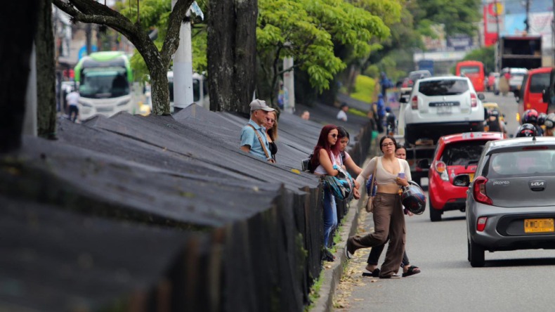 Avanzan cerramientos de los separadores de la carrera Quinta