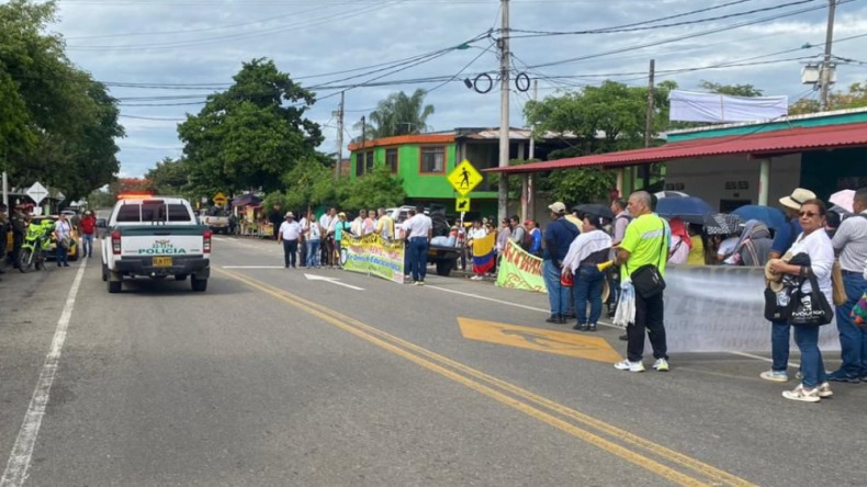 Reportan cierres viales en el Tolima por paro de maestros