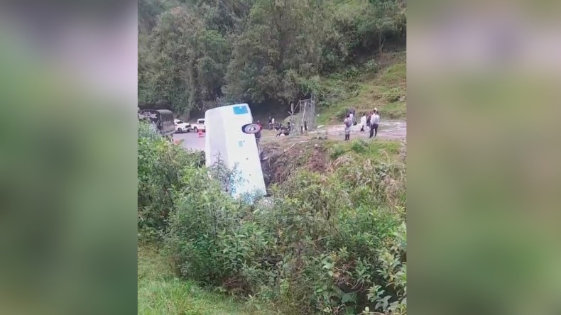 Bus se volcó en la vía Ibagué - Calarcá y dejó lesionadas a varias personas