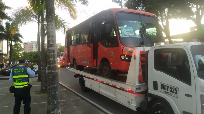 Inmovilizan buseta a conductor que atropelló a dos agentes de tránsito en Ibagué 