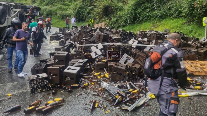 Tractocamión cargado de cerveza se volcó sobre la vía Ibagué - Calarcá