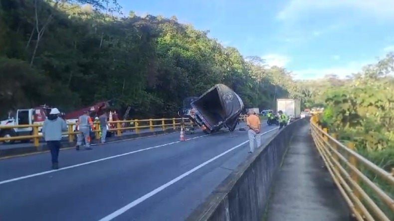 Camión se volcó sobre la variante de Ibagué y provocó cierre de la vía