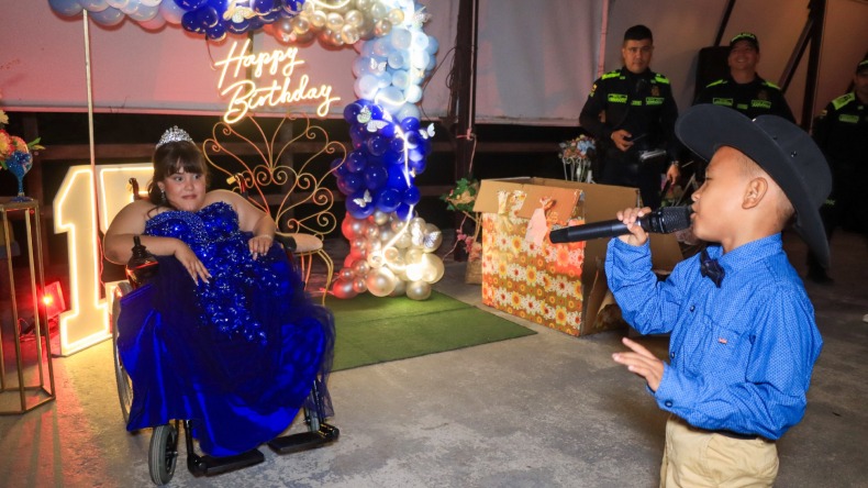 Policías de Ibagué le celebraron los 15 años a una joven