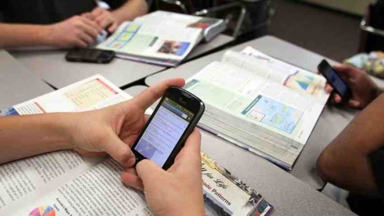 Celulares pueden aportar en actividades académicas: Mineducación