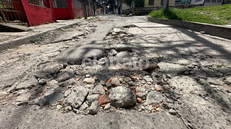 Vía del barrio El Jordán lleva más de una década en pésimo estado