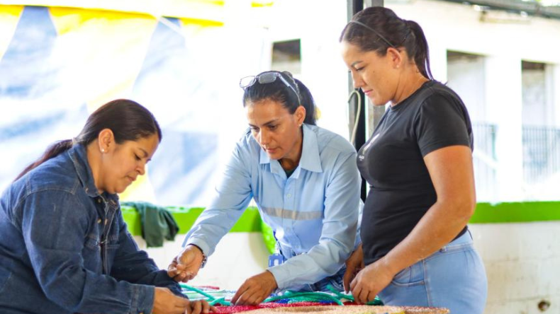 Madres cabeza de hogar fabrican el alumbrado navideño de Ibagué