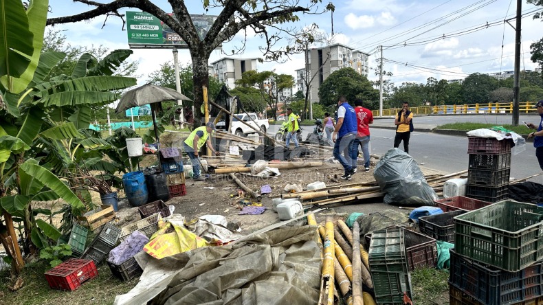 Autoridades desalojaron puesto de frutas en la calle 103