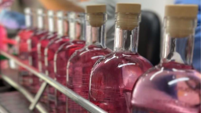 Fábrica de Licores del Tolima tendrá maquina que aumentará la producción de Aguardiente Rosado