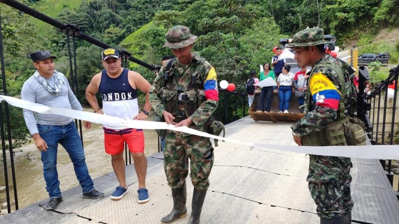 Disidencias de las Farc inauguran un puente en el Cauca