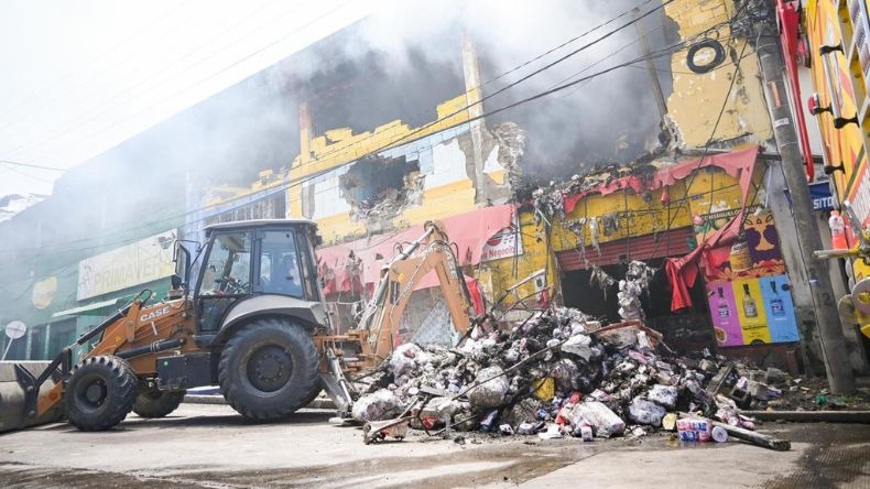 Demolerán el edificio donde está el foco del incendio de la 19