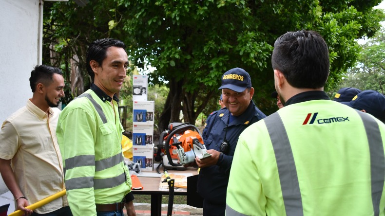 Cemex donó equipos a bomberos voluntarios de San Luis