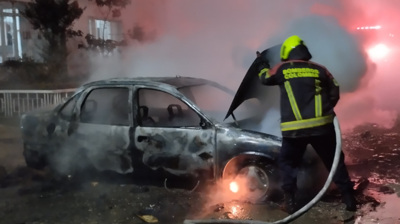 Un carro fue consumido por las llamas en el barrio Boyacá