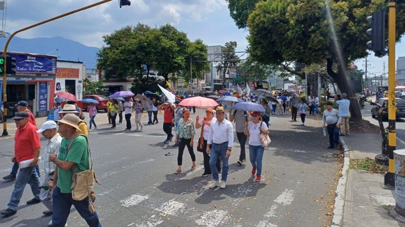 Maestros de Ibagué realizan marcha en apoyo al Gobierno Nacional