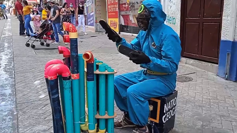 Con un tubófono y plantillas de zapato, artista musicaliza la carrera Tercera de Ibagué