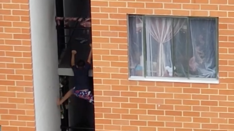 Peligroso juego de niños en Ibagué: menores escalan por la fachada de un edificio