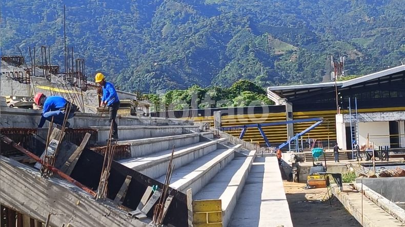 Constructor de las piscinas de la calle 42 desfinanciado y endeudado