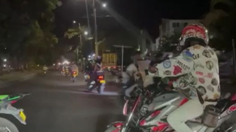 Motociclistas cerraron vía para realizar piques ilegales en Ibagué 