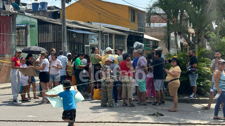 Comunidad de la Ciudadela Simón Bolívar protesta por la falta del suministro de agua