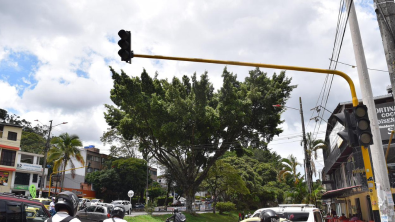 Robaron controlador de semáforo en la avenida Ferrocarril de Ibagué