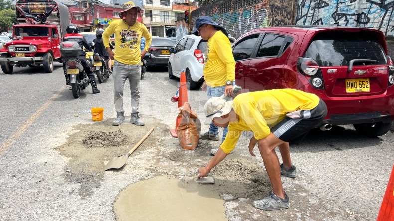 Ciudadanos crearon su emprendimiento tapando huecos en Ibagué