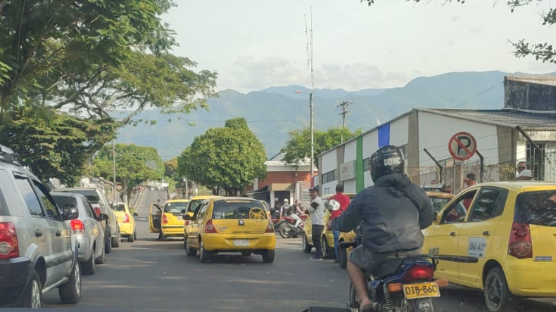 Taxistas bloquean la 60 con Quinta y el viaducto del Sena 