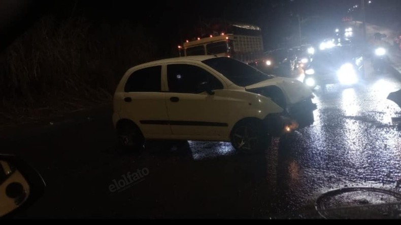 Conductor en Ibagué habría abandonado su vehículo en plena vía luego de chocar