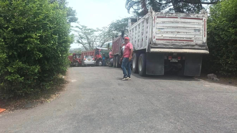 Conductores de volquetas protestan en varias vías de Ibagué  