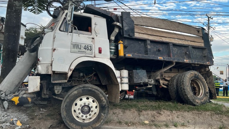 Accidente en la avenida Mirolindo: volqueta choca contra un poste de energía