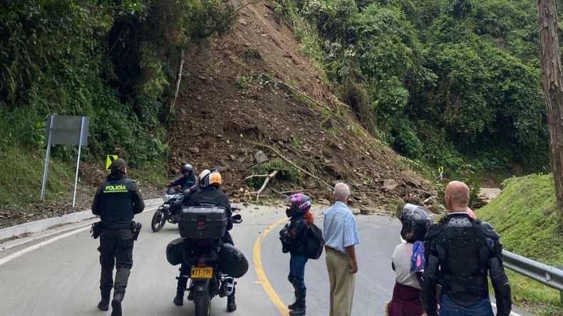 Derrumbe provoca cierre de la vía al Líbano