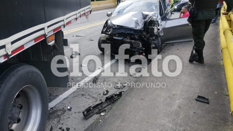Fuerte choque entre dos vehículos en la vía Calarcá - Ibagué 