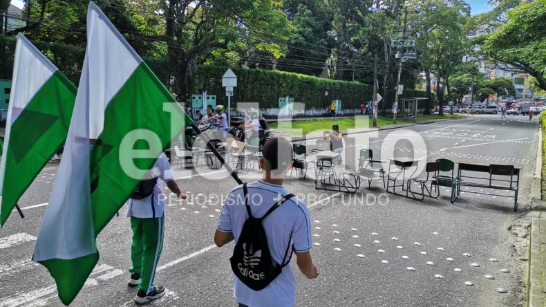 Estudiantes del colegio San Simón protestan y bloquean la carrera Quinta