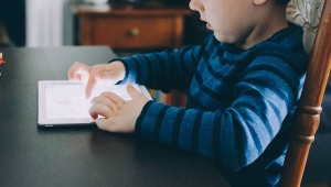 Sobreúso de pantallas afectaría salud auditiva de los niños, advierten especialistas 
