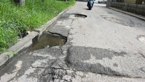 Más de cinco años lleva dañada una calle en el barrio Arkalena de Ibagué