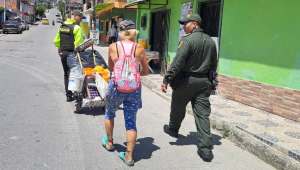 Policías de Ibagué ayudaron a recicladora de la tercera edad