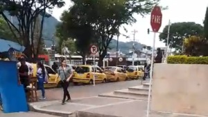 Taxis complican la movilidad en la avenida Guabinal: denuncia ciudadano