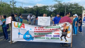 Manifestantes bloquean la glorieta de Picaleña