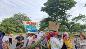 Manifestantes bloquean entrada a Ibagué