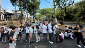 Estudiantes del colegio Ciudad Luz bloquearon la Pedro Tafur por falta de agua