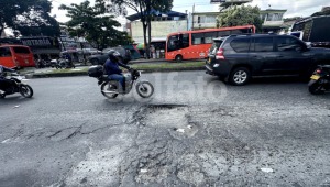 Enorme hueco en la calle 64 con Quinta genera accidentes y trancones