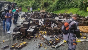 Tractocamión cargado de cerveza se volcó sobre la vía Ibagué - Calarcá