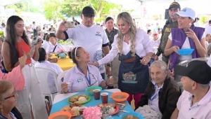 Alcaldesa Aranda grabó video sirviendo almuerzos a adultos mayores